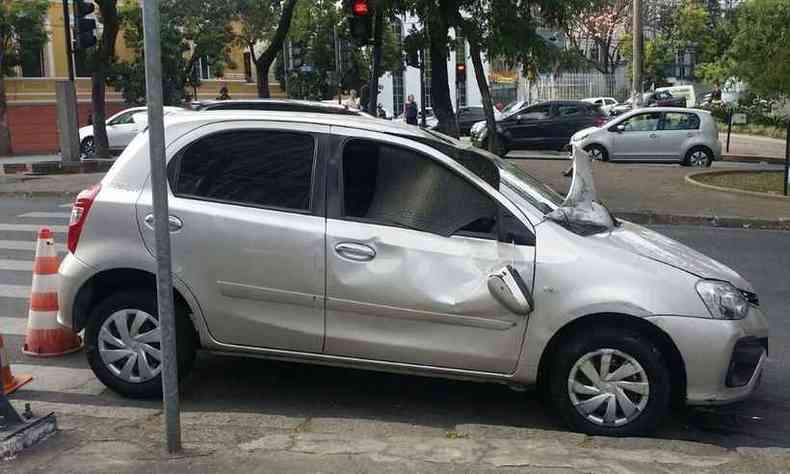Carro que capotou na Rua Timbiras j foi destombado e via liberada(foto: Paulo Filgueiras/EM/D.A Press)