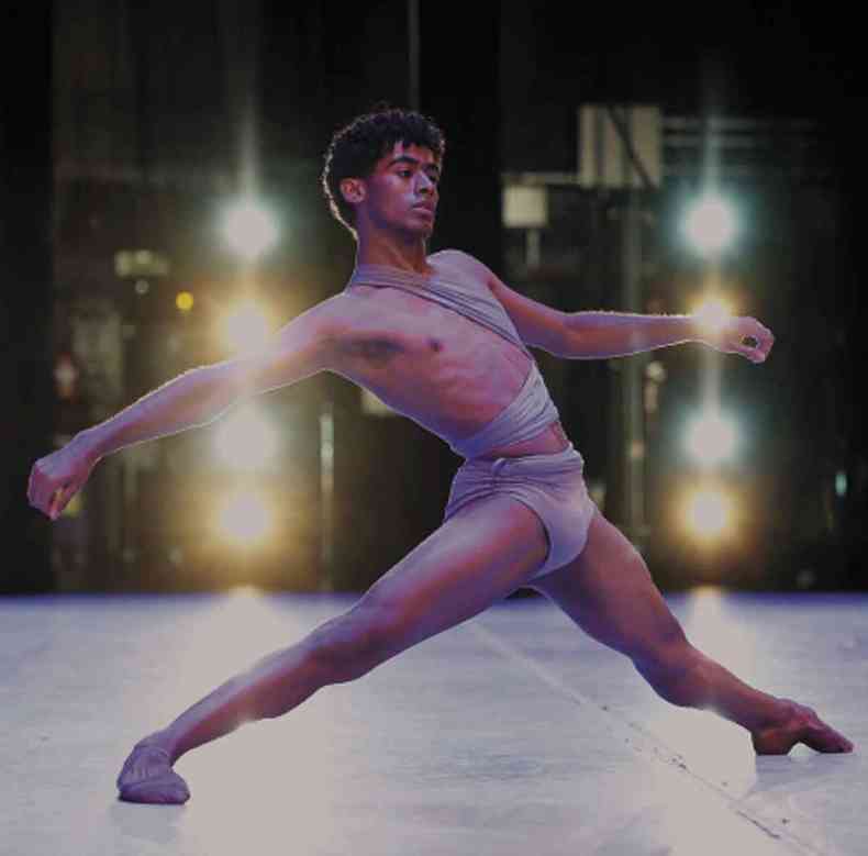 Bailarino Arthur Wille dana no palco, com pernas e braos abertos