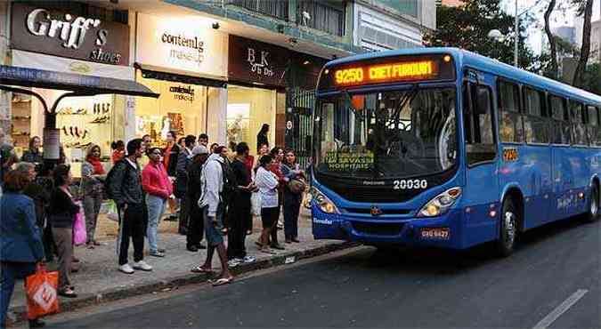 Os passageiros tiveram de deixar o coletivo e esperar outro nibus(foto: Tulio Santos/EM/D.A.Press)