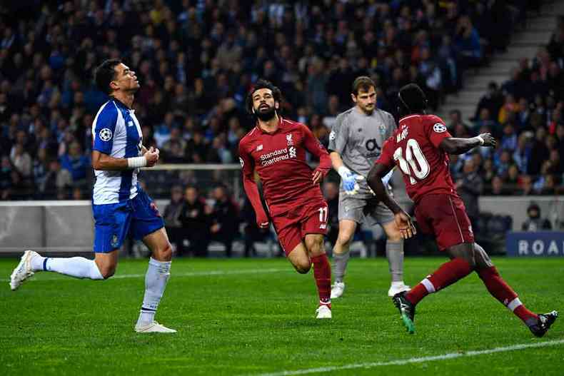 Autor de dois gols no triunfo dos Reds sobre o Porto, no Estdio do Drago, Salah (C) festeja com Man diante de um Casillas desolado(foto: Paul ELLIS/AFP)