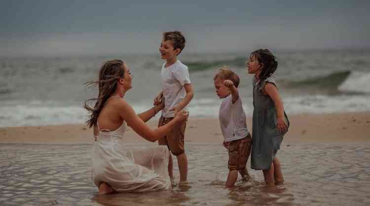 Renee e seus trs filhos na praia