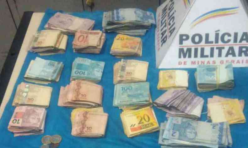 Dinheiro encontrado com os criminosos(foto: Polcia Militar (PM) / Divulgao)