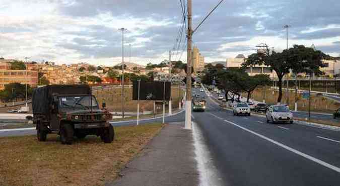 Jipe do Exrcito faz segurana na avenida carlos luz(foto: FOTOS TLIO SANTOS/EM/D.A PRESS)