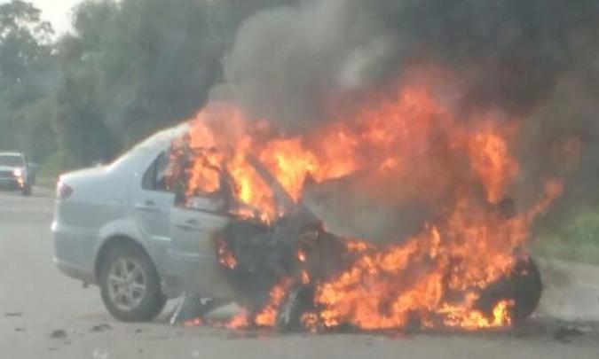 Após a acidente, dois veículos pegaram fogo e militares do Corpo de Bombeiros controlaram as chamas (foto: Internet/ Whatsapp/ Reprodução ) Após a acidente, dois veículos pegaram fogo e militares do Corpo de Bombeiros controlaram as chamas (foto: Internet/ Whatsapp/ Reprodução )