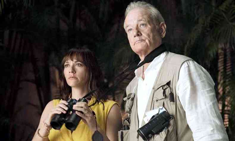 A nova-iorquina Laura (Rashida Jones) conta com a ajuda do pai (Bill Murray) para investigar a traio do marido (foto: Apple TV /divulgao)
