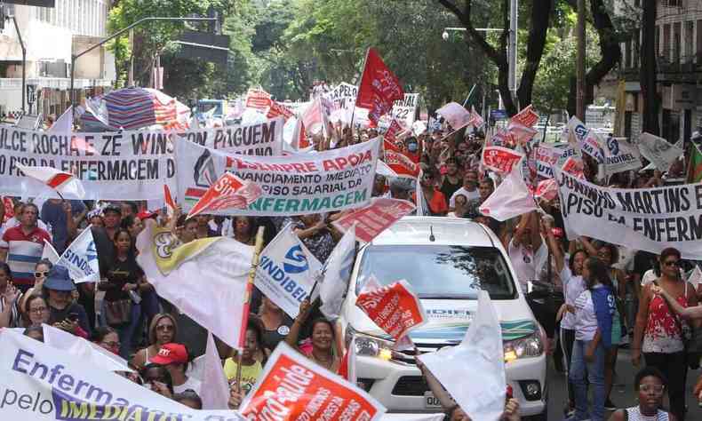 Manifestao dos profissionais da enfermagem no Centro de Belo Horizonte 