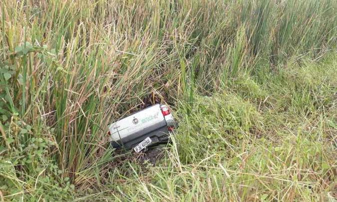 Veículo ficou com a frente totalmente submersa na lagoa(foto: Corpo de Bombeiros/Divulgação) Veículo ficou com a frente totalmente submersa na lagoa(foto: Corpo de Bombeiros/Divulgação)