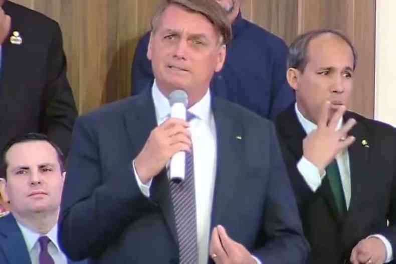 Bolsonaro fala em microfone 