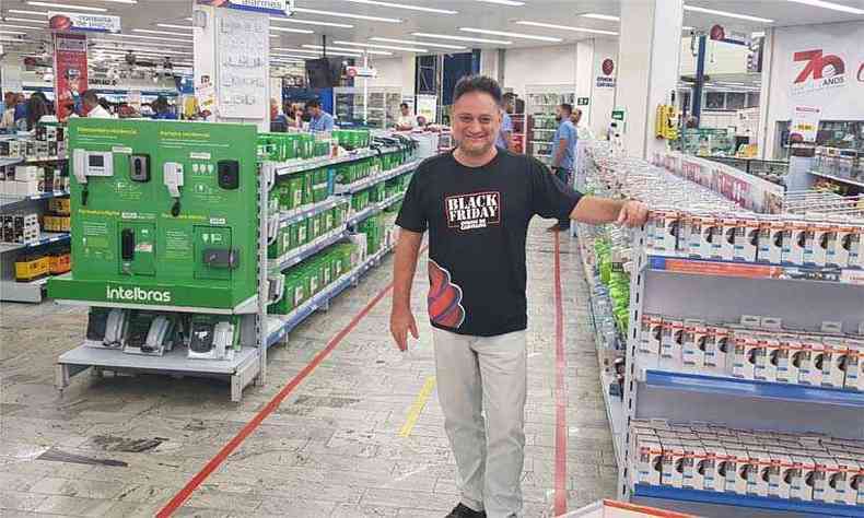 Gerente de marketing de rede varejista de material eltrico, Rodrigo de Carvalho promete cortes agressivos nos preos de 50 produtos(foto: Othon de Carvalho/Divulgao)