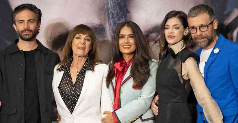 Salma Hayek (centro) posa ao lado do elenco de 'Monarca' Manuel Bernal, Irene Azuela ( esq.), Rosa Maria Bianchi e Osvaldo Benavides (foto: PEDRO PARDO/AFP )