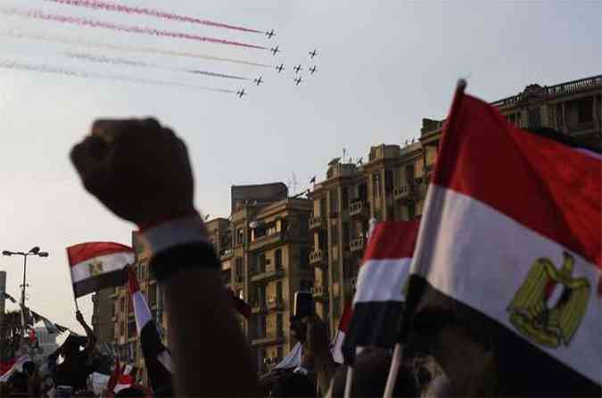 Militares organizaram um espetculo areo sobre a Praa Tahrir para celebrar novo governo(foto: AFP PHOTO/GIANLUIGI GUERCIA )