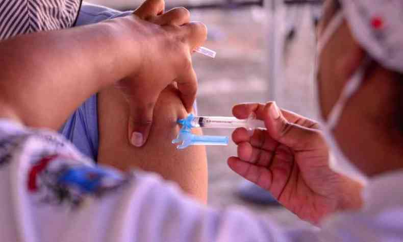 cidado sendo imunizado