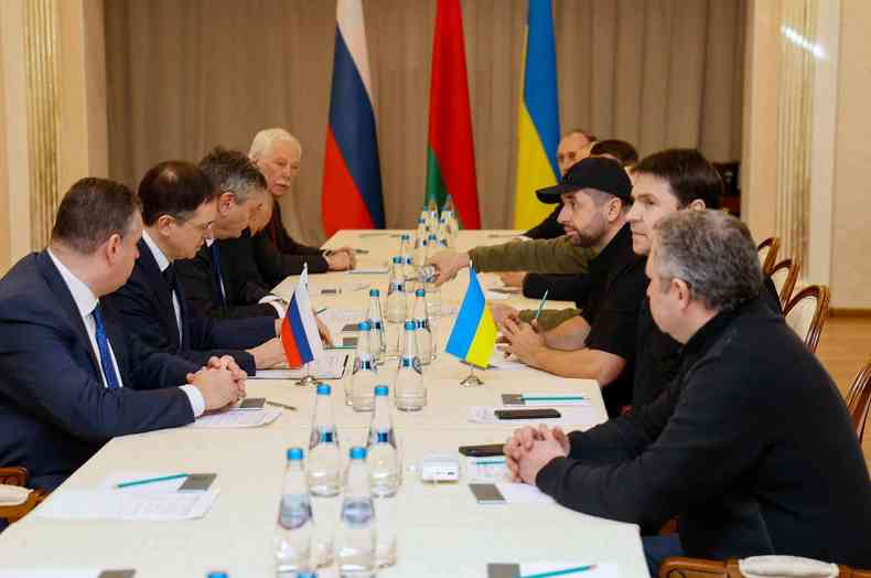 Comitivas da Rssia e Ucrnia se reuniram em Belarus para a primeira rodada de negociao, sem a presena dos presidentes Vladimir Putin e Volodymyr Zelensky