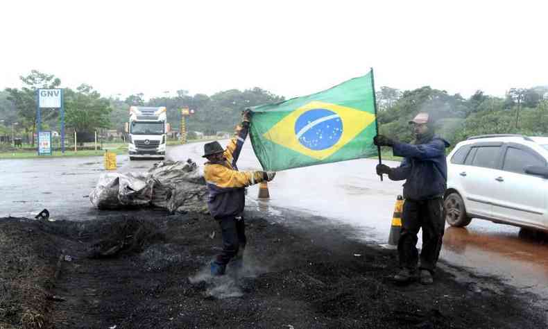 Manifestantes protestam na BR-040 em Congonhas, Minas Gerais