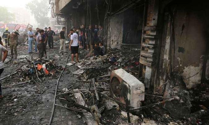 Foto mostra destrui��o deixada ap�s explos�o de carro-bomba no distrito de Karrada , �rea central de Bagd�(foto: AFP/SABAH ARAR )