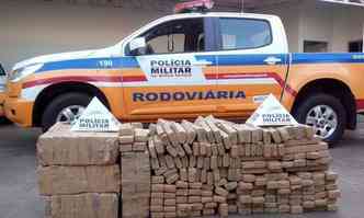 A soma  de 512 tabletes de maconha, segundo a PMRE(foto: Polcia Militar Rodoviria/Divulgao)