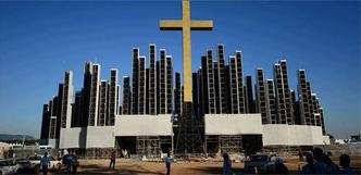 Dilma Rousseff participa da missa celebrada pelo papa Francisco, no C�mpus Fei, em Guaratiba, e depois se despede do pont�fice �s 18h30(foto: CHRISTOPHE SIMON/AFP)