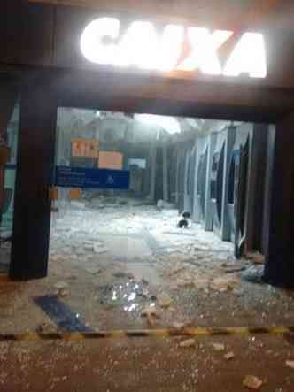 Agncia da Caixa Econmica Federal ficou destruda em Arcos(foto: Polcia Militar/Divulgao)