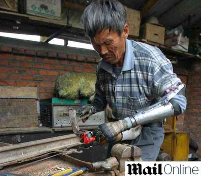O fazendeiro no parou de trabalhar com prteses e pretende fazer modelos para ajudar outras pessoas(foto: Reproduo Daily Mail)