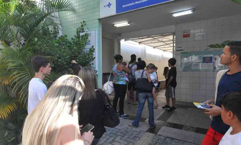 Pessoas em fila de posto de sade