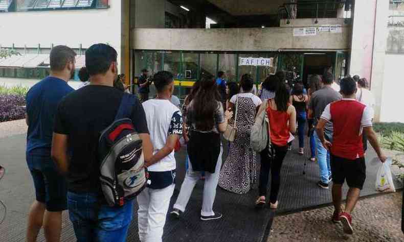Estudantes na Fafich comearam a entrar pontualmente s 12h(foto: Ramon Lisboa/Em/D.A Press)