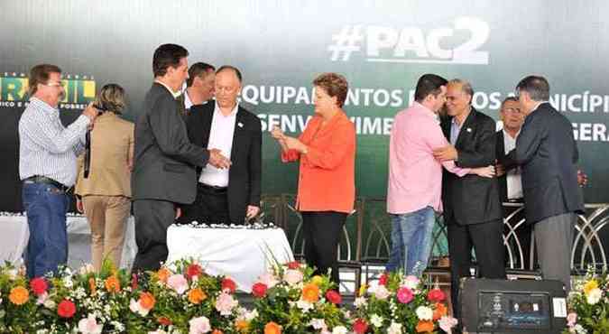 Presidente Dilma na solenidade de entrega de equipamentos s prefeituras, em Betim: depois dos protestos, discurso de apoio aos grevistas (foto: Alexandre Guzanshe/EM/D.A Press)