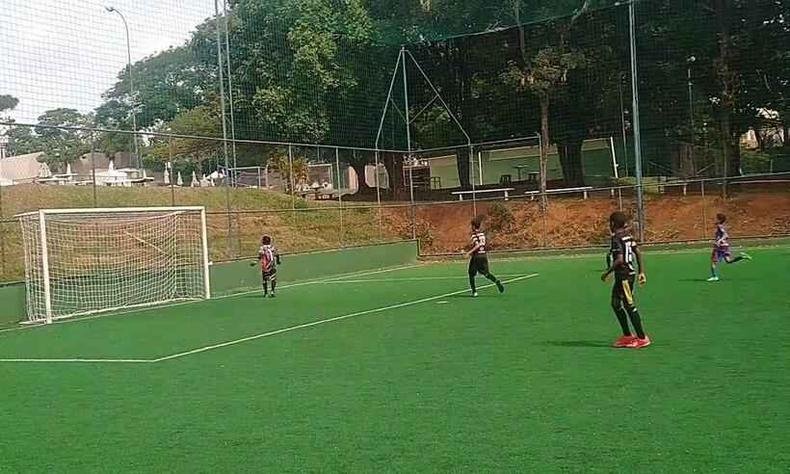 Pequeno estava jogando no gol quando foi alvo de ofensas racistas(foto: Arquivo Pessoal/Reprodução) menino de 10 anos foi vítima de racismo durante jogo de futebol