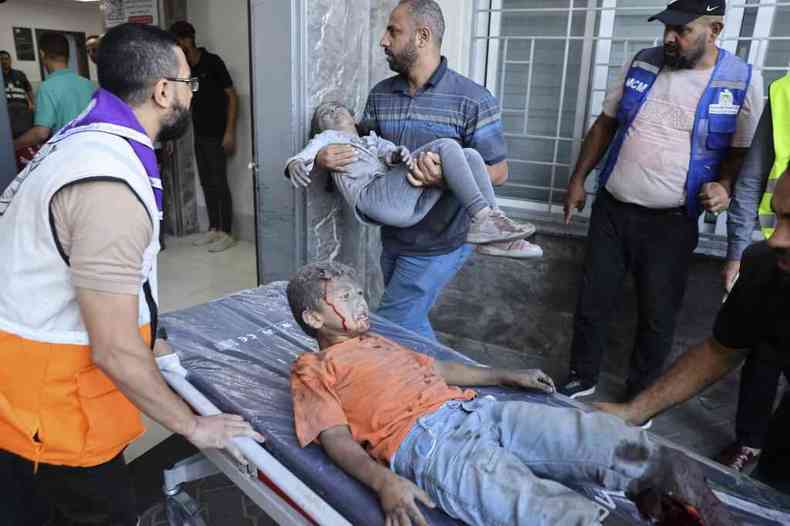 Crianas do entrada em hospital na Faixa de Gaza, atingidas no confronto com Israel