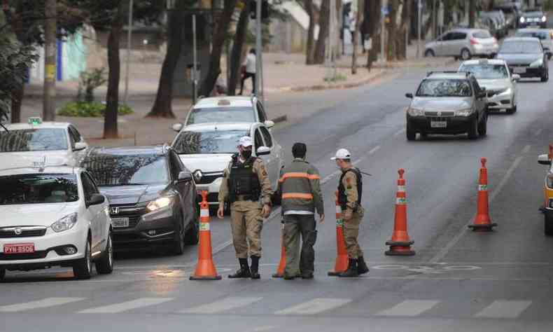 Agentes da PMMG e da BHTrans atuaram para amenizar impactos de problemas em semforos na Savassi(foto: Tlio Santos/EM/D.A Press)