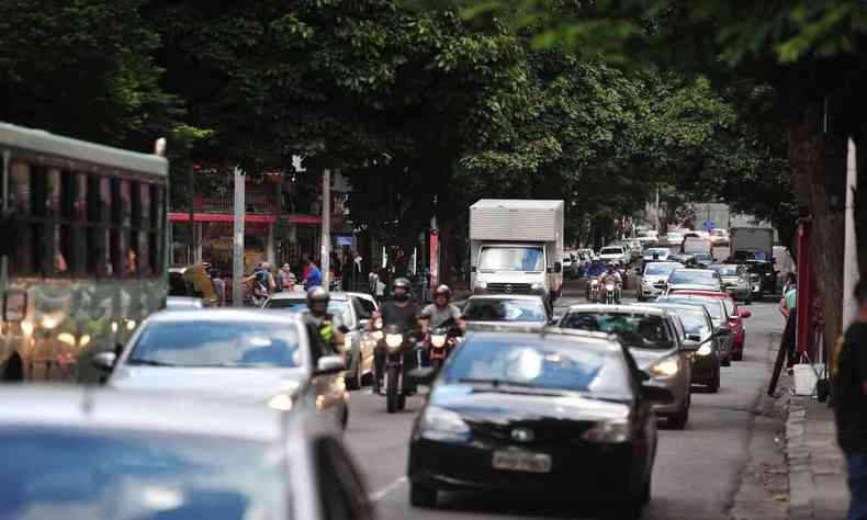 Carros, caminhes, motos e nibus circulando no Centro de BH