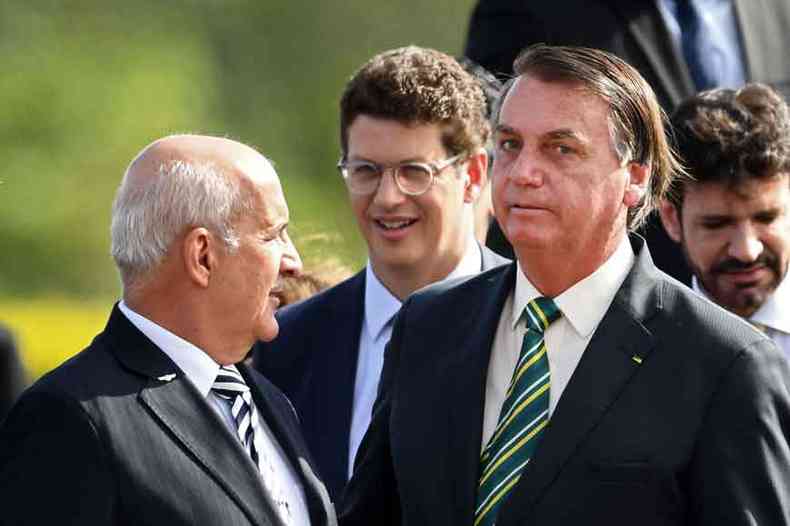 Bolsonaro com o general Luiz Eduardo Ramos (E), que diz no ter se arrependido de apoiar o capito reformado no Planalto(foto: EVARISTO S/AFP - 27/10/20)