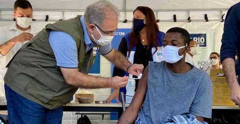 Marcelo Queiroga vacina homem no Rio: em mensagem, ministro destacou esforo para imunizar brasileiros (foto: Twitter/Reproduo )