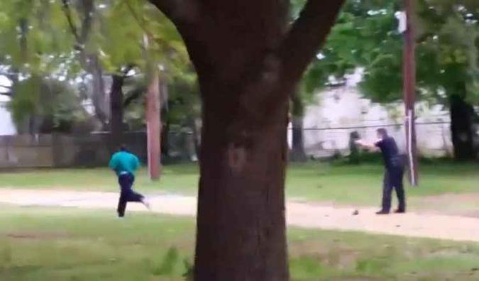 Video mostra ao policial que culminou com a morte de Walter Scott Lamer em Charleston, na Carolina do Norte (foto: Youtube / Reproduo)