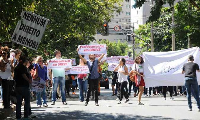 Trânsito foi fechado, de maneira intercalada, sem causar danos aos motoristas. Polícia Militar acompanhou o ato(foto: Beto Novais/ EM/ D.A Press ) Trânsito foi fechado, de maneira intercalada, sem causar danos aos motoristas. Polícia Militar acompanhou o ato(foto: Beto Novais/ EM/ D.A Press )