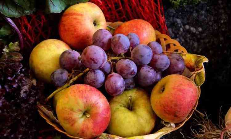 cesta de frutas, mas e uvas