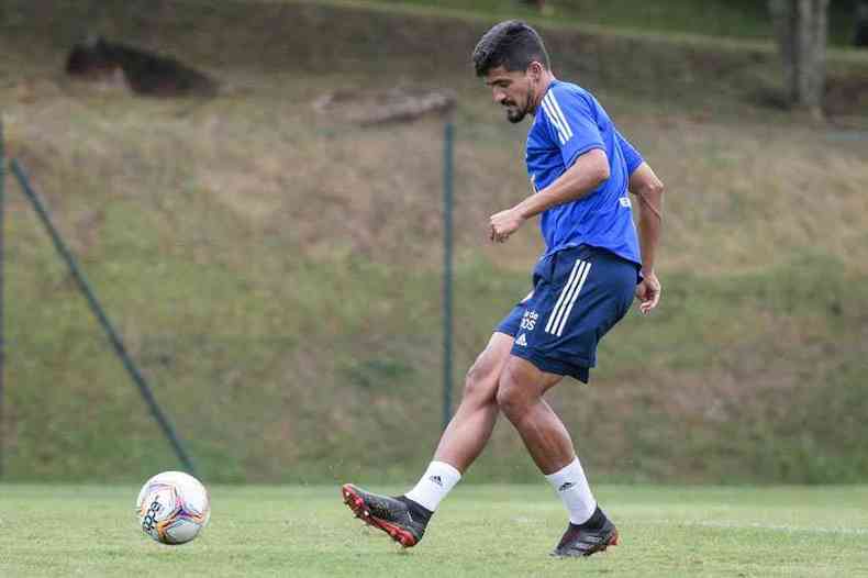 Para o zagueiro Ramon, o objetivo  fechar a defesa para no levar gol e facilitar a busca pela vitria(foto: Gustavo Aleixo/Cruzeiro/Divulgao)