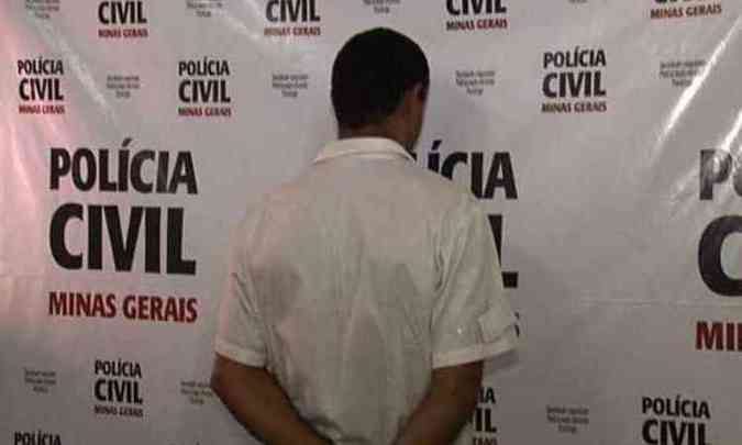 Levado para delegacia especializada, acusado foi reconhecido por trs mulheres(foto: Gerson Arajo/Polcia Civil/Divulgao)