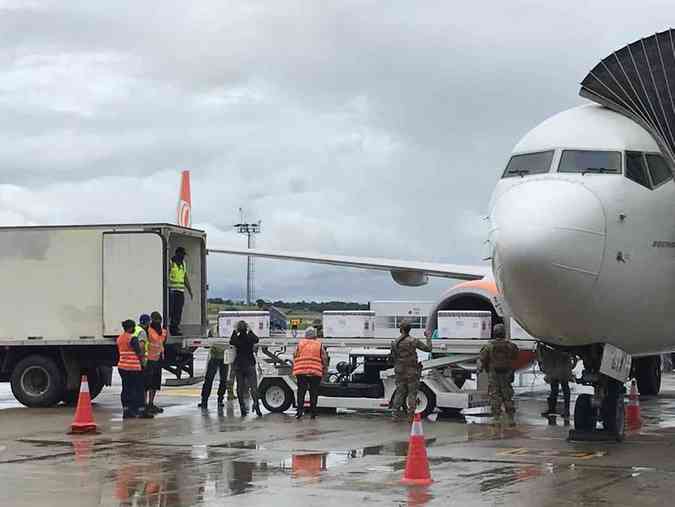 Avião com 315.600 doses da CoronaVac aterrissou em Confins neste domingo (07/02)Ramon Lisboa/EM/D.A Press