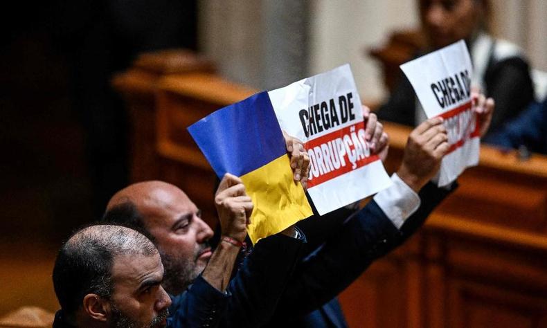 Deputados exibem placa: 'chega de corrupo