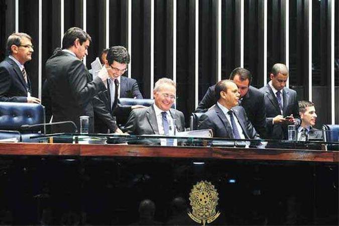 Renan Calheiros, presidente do Senado, chegou a suspender sessão por causa de uma manifestante, mas a proposta acabou passando sem mais transtornos no fim da noite de ontem (foto: Jonas Pereira/Agência Senado) Renan Calheiros, presidente do Senado, chegou a suspender sessão por causa de uma manifestante, mas a proposta acabou passando sem mais transtornos no fim da noite de ontem (foto: Jonas Pereira/Agência Senado)