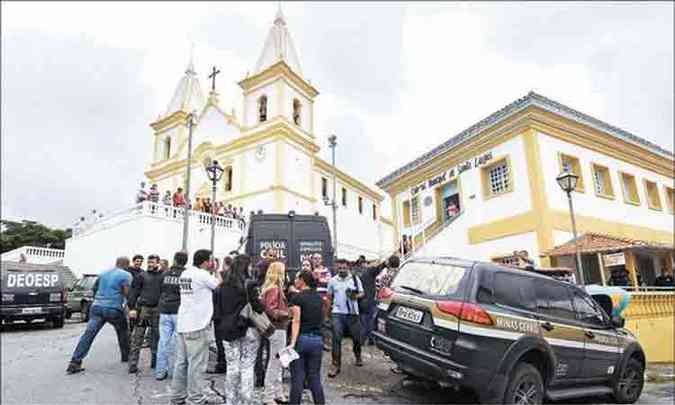 Operao policial mobilizou vrios agentes em Santa Luzia, cidade da Grande BH (foto: Beto Novaes/EM/D.A Press)