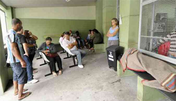 Pacientes na UPA norte - Prefeitura diz que punir mdicos faltosos(foto: Jair Amaral/EM/D.A Press)