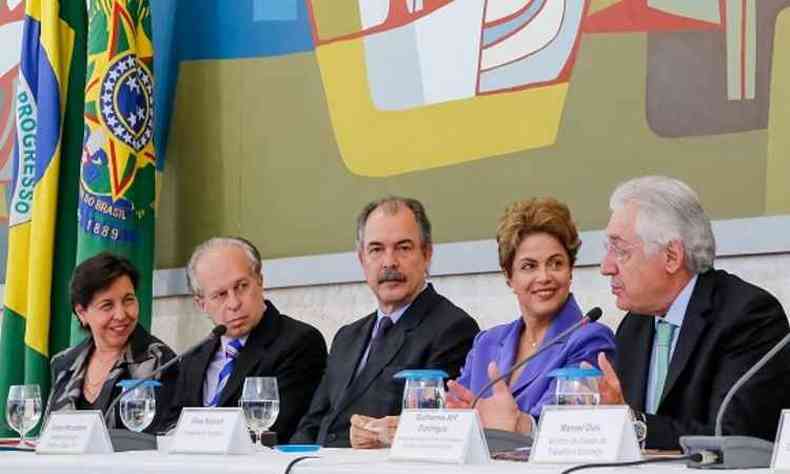 Presidente Dilma Rousseff com ministros durante lanamento hoje do programa Jovem Aprendiz(foto: Ichiro Guerra/PR)
