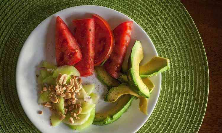 prato com abacate e tomante
