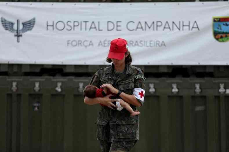 Agente de saúde segura bebê indígena Yanomami no Hospital de Campanha da FAB, construído dentro da Casa de Saúde Indígena na cidade de Boa Vista (RR)
