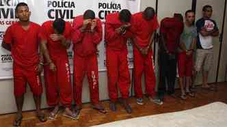 Oito dos nove detidos durante a apresentao na manh desta sexta-feira (foto: Paulo Filgueiras/EM/DA Press)