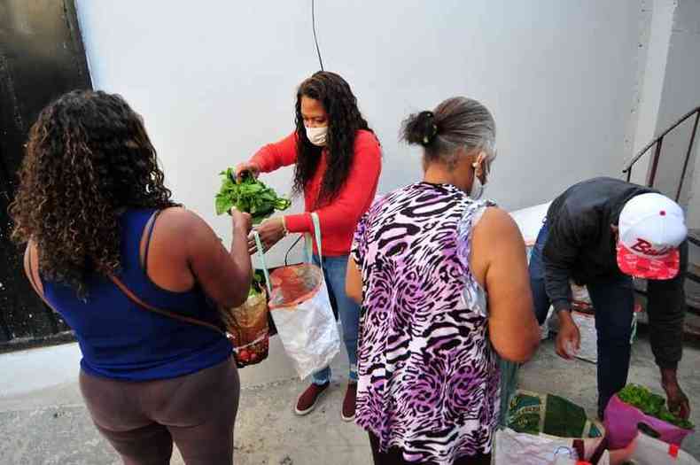 Kika distribui cestas de verduras para moradores da comunidade