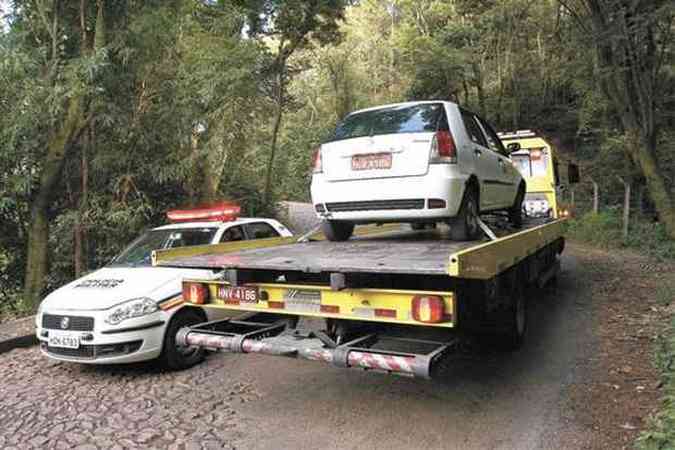 Depois de esforos sem sucesso para encontrar parentes da vtima ou dono do carro, txi foi removido para ptio do Detran (foto: Edsio Ferreira/EM/D.A Press)