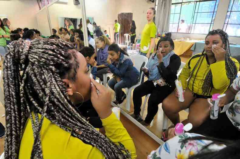 A voluntria Ketlen (E) faz demonstrao de tcnica de maquiagem durante as atividades no Morro das Pedras(foto: Juarez Rodrigues/EM/D.A Press)