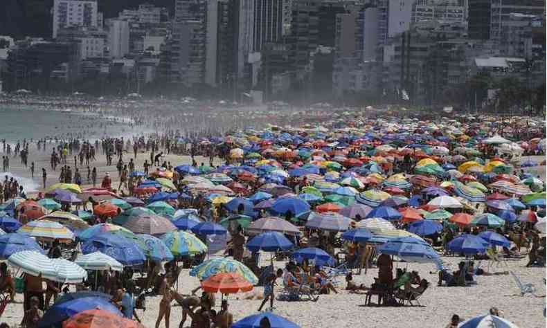 Fins de semana tm sido de praias lotadas em vrias cidades do litoral brasileiro, apesar do alto risco de contgio pela COVID-19(foto: Tomaz Silva/Agncia Brasil)
